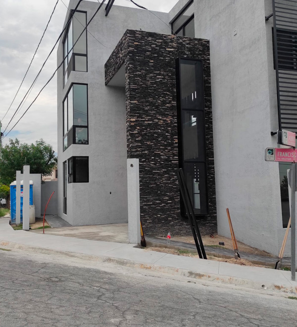 Barda gavión en hogar antes | REGAMA Fachada residencial antes de instalar la barda gavión – REGAMA