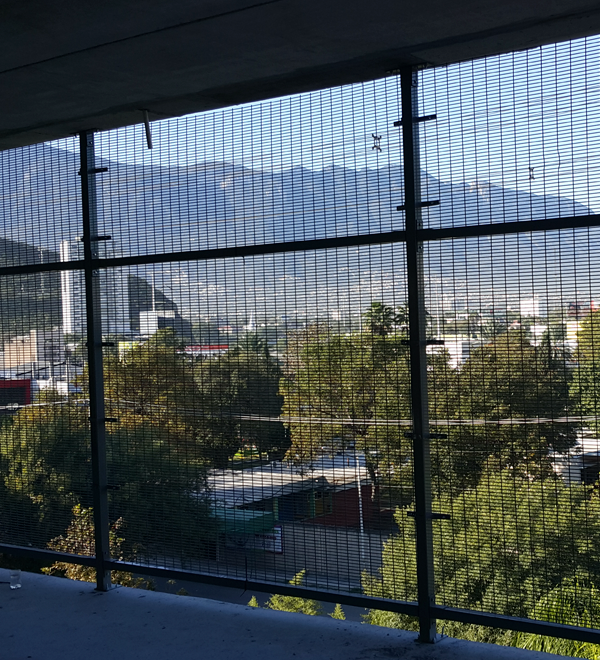 Reja de Seguridad en estacionamiento vista interior | REGAMA Vista interior de estacionamiento con Reja de Seguridad de acero – REGAMA