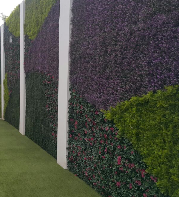 Follaje sintético en muro exterior | REGAMA Follaje decorativo sintético instalado en muro exterior – REGAMA