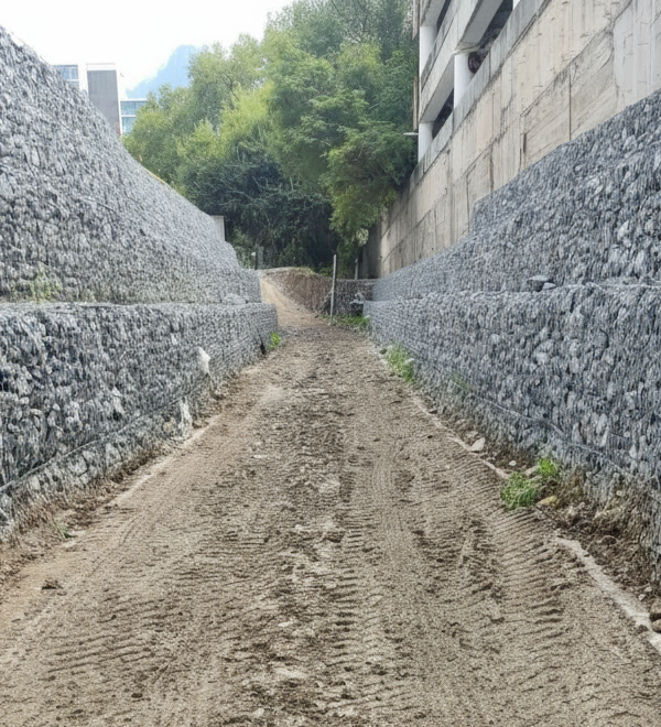 Gaviones triple torsión en canal | REGAMA Gaviones de triple torsión con piedra a los lados de un canal – REGAMA